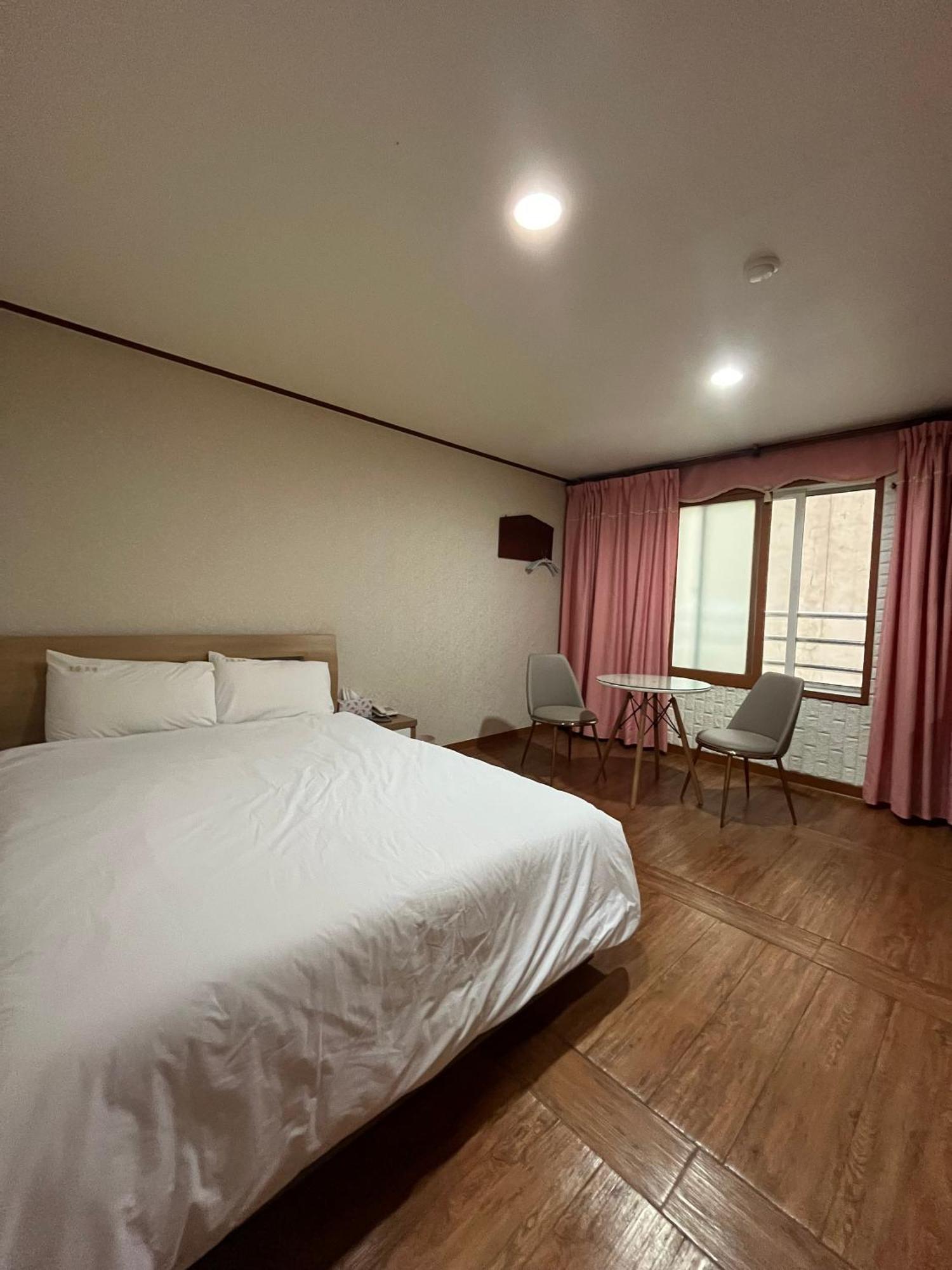 Oreum Motel Jeju Exteriör bild